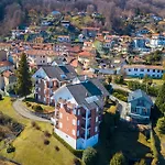 Nicoletta's View - Happy 스트레사